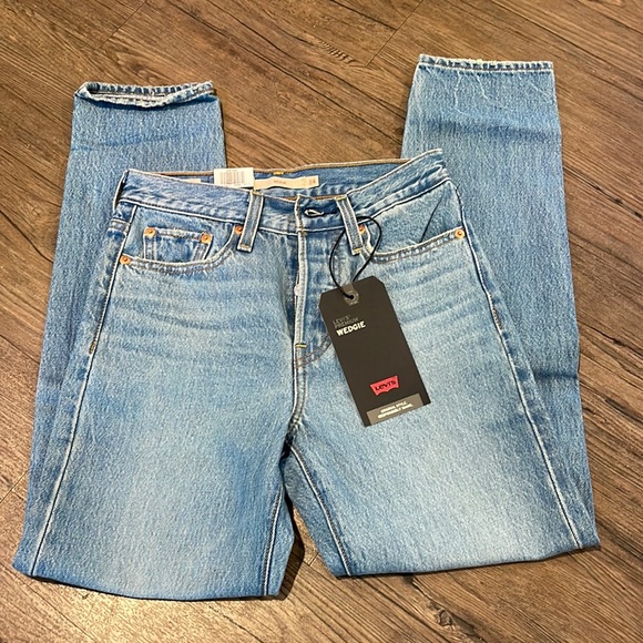 Levi’s | Wedgie Fit Ankle Women’s Jeans in Athens Pushed - Light Wash - Picture 4 of 13